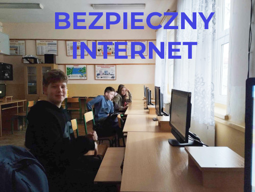 Uczniowie klasy szóstej siedzą przy kmputerach w pracowni komputerowej i rozwiązują quizy na temat bezpieczeństwa w sieci internet.