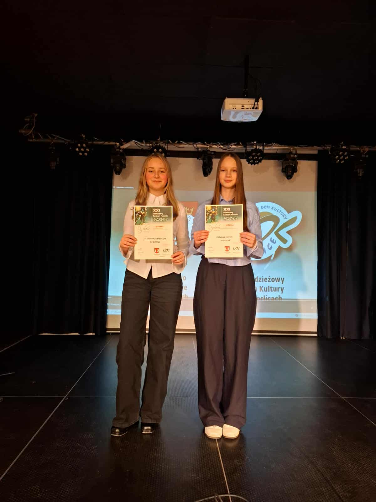 Dwie uczennice z&nbsp;dyplomami