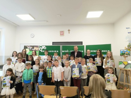 suukcesy w powiatowiym konkusie plastycznym