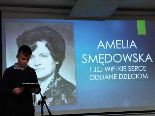 Uczeń przemawiający do mikrofonu. W&nbsp;tle zdjęcie Amelii Smędowskiej